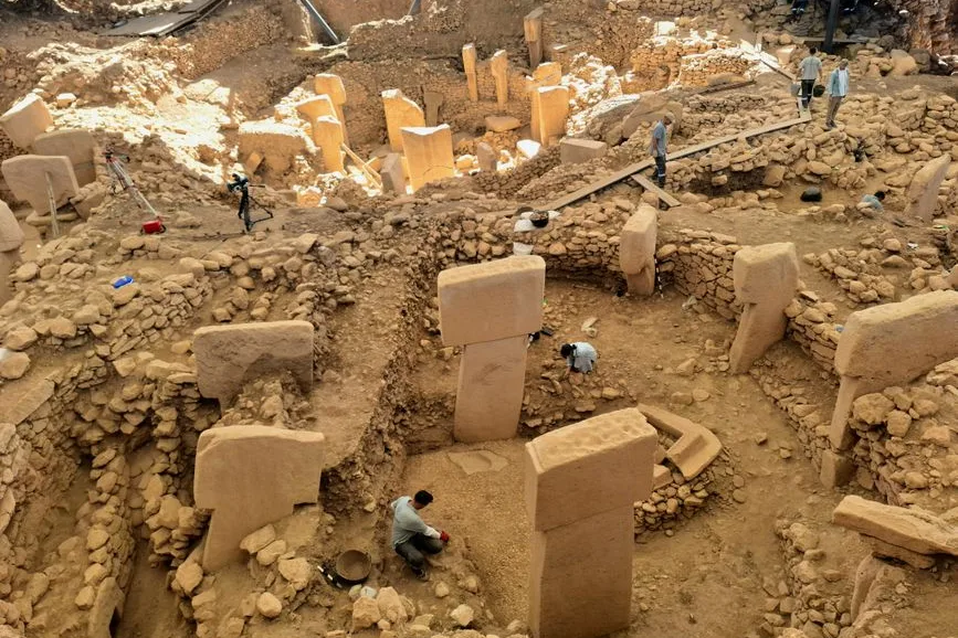 Archéologues au travail sur un chantier de fouille